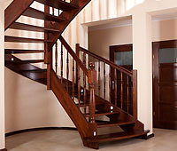 Elegante offene Treppe mit einer gebogenen Wange
