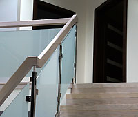 Beispiel Treppengeländer aus Milchglas und Stahl