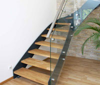 Stahlwangentreppe mit Glasgeländer und Stahlhandlauf ENERGY Solutions