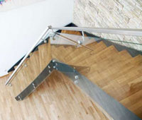 Stahlwangentreppe mit Glasgeländer und Stahlhandlauf ENERGY Solutions