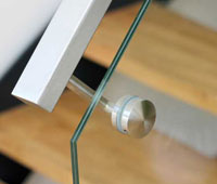 Stahlwangentreppe mit Glasgeländer und Stahlhandlauf ENERGY Solutions