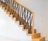 Faltwerktreppe aus Holz mit Stahlgeländer