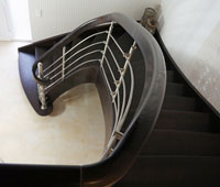 Treppe aus Esche, viertelgewendelt